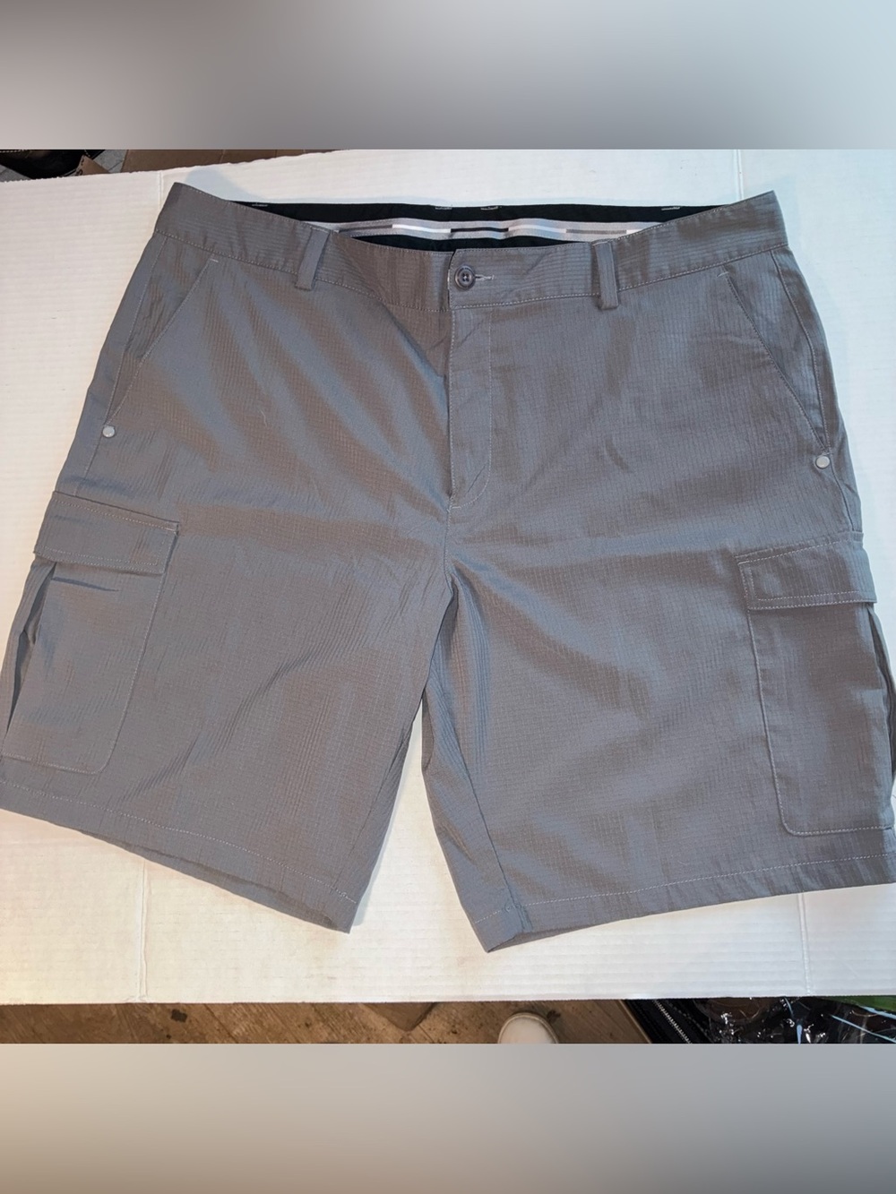 Under Armour Heat Gear Men's 40 Gray Cargo Shorts